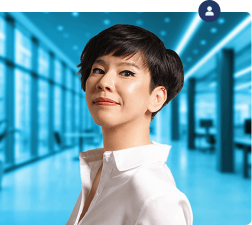 Mulher de cabelo curto vestindo camisa social branca e olhando para a frente